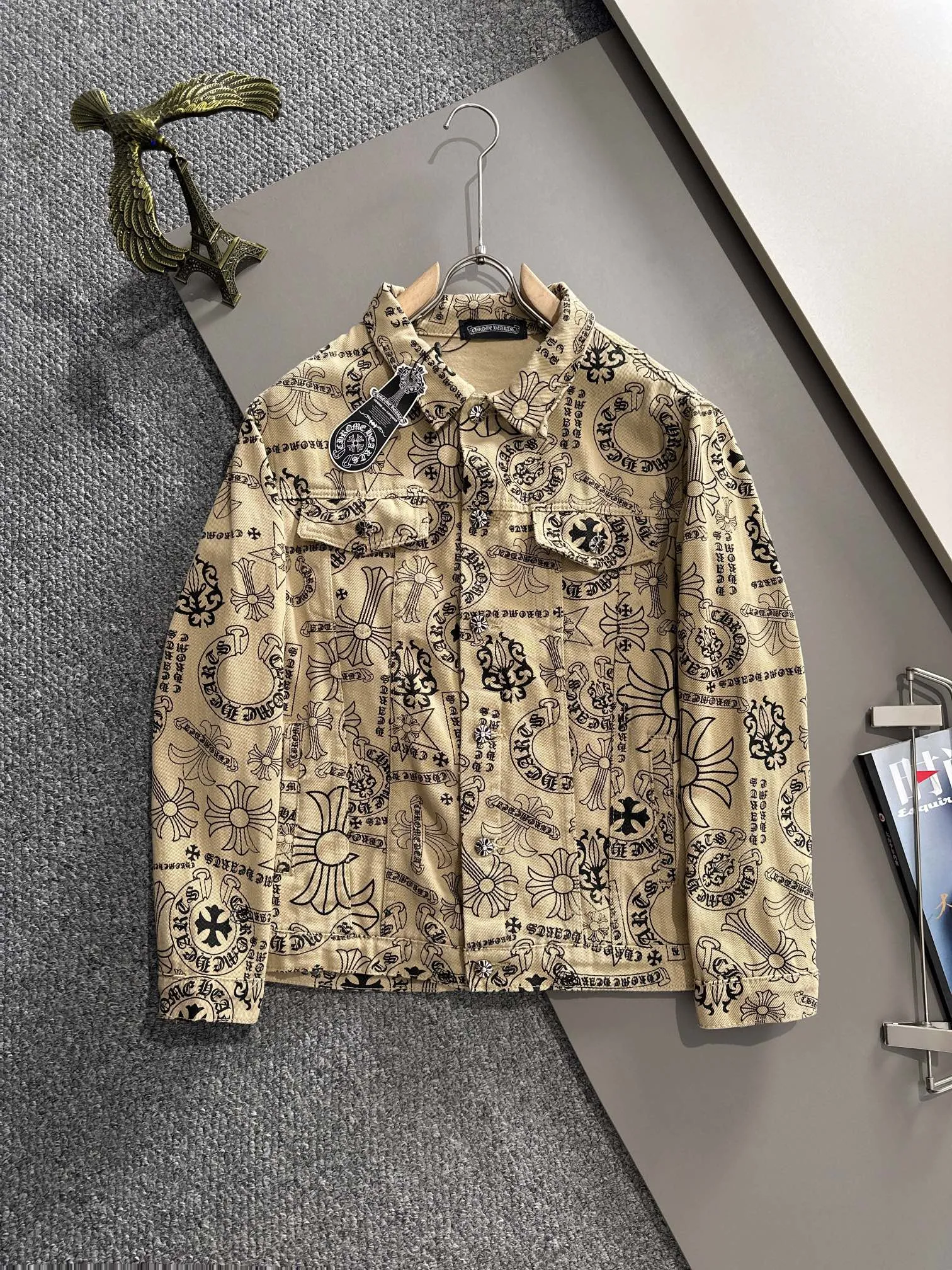🅿️380 Kroxin 2025 catwalk style high-end customized jacquard denim jacket, the texture is first-class, the fabric is made of original jacquard material, brand LOGO engraved, the classic lapel denim jacket is simple and fashionable, low-key luxury, deeply sought after by big stars and Internet celebrities, one of the must-have items for fashionistas! Size: M-3XL